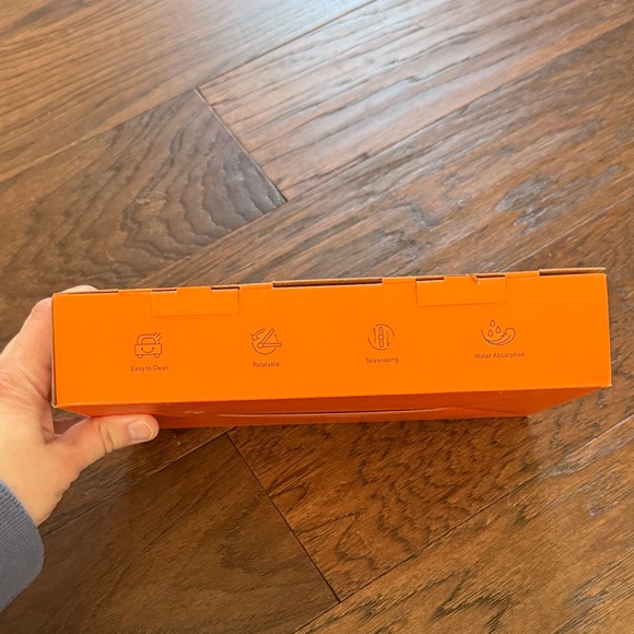 NWT Windshield Cleaner with Extendable Handle - Picture 4 of 16